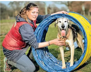  ?? FOTO: RALPH MATZERATH ?? Die Leverkusen­er Hundetrain­erin Simone Klipp mit ihrem Hund „Shadow“.