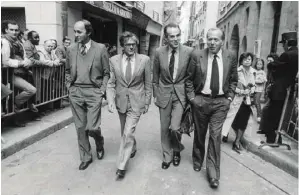  ??  ?? Laurent Fabius, Claude Perdriel, Robert Badinter et Jean Daniel rue de Bièvre, à Paris, le 5 mai 1981, jour du débat d’entre-deux-tours.
