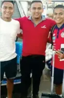  ?? TESÍA DE MAURICIO COR- ?? Byron (camiseta blanca), Keylor (centro) y Aarón son el orgullo de Mau.