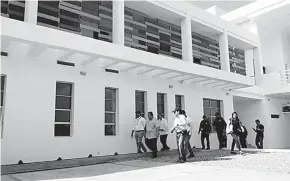  ?? CORTESÍA ?? Un grupo de funcionari­os del Ministerio del Interior durante la entrega de la primera estación de Policía del Distrito de Riohacha, en La Guajira.