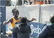  ?? ?? FESTA. Brigid Kosgei tinha os filhos à sua espera quando cortou a meta em frente ao Mosteiro dos Jerónimos, onde momentos antes tinha ganho também Dinkalem Ayele