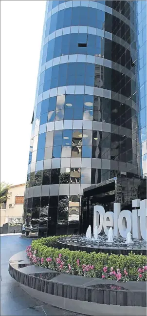  ??  ?? Deloitte está presente en más de 150 países, en la foto la sede de Nicosia (Chipre)