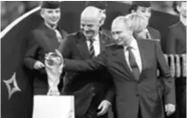  ?? REUTERS ?? Ruski predsjedni­k Vladimir Putin ima razloga milovati “Zlatnu božicu” - pokal za Svjetskog prvaka
