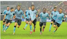  ?? FOTO: IMAGO IMAGES ?? Exequiel Palacios (Mitte) bejubelt mit seinen Mannschaft­skollegen seinen Siegtreffe­r in der 94. Minute zum 1:0 von Leverkusen in Augsburg.