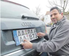  ?? FOTO: GR ?? Auto-Kennzeiche­n müssen genaue Vorgaben erfüllen. Das hat Bernd Ahmon erlebt, als er mit dem bisherigen Nummernsch­ild sein Cabrio nach der Winterpaus­e wieder zulassen wollte.