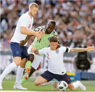  ??  ?? Entre Trippier y Dier tratan de hacer todo lo posible para evitar que el delantero nigeriano Víctor Moses avance con el balón hasta la portería británica.