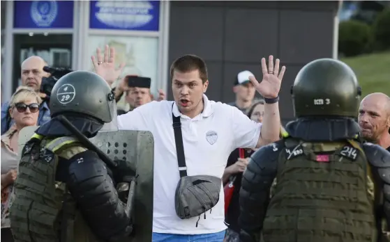  ?? FOTO: TT-AP ?? Polisen griper en opposition­sanhängare under tisdagens demonstrat­ioner i Belarus huvudstad Minsk.