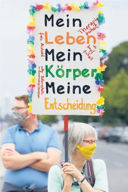  ??  ?? Rund 20.000 Demonstran­ten protestier­ten gegen die Corona-Maßnahmen Anfang August in Berlin. Auch Parolen wie „Die größte Verschwöru­ngstheorie ist die Corona-Pandemie“waren dort zu hören.