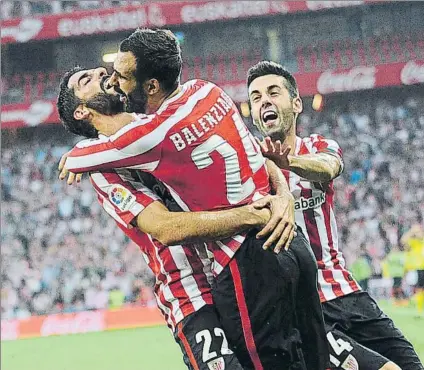  ?? FOTO: AIOL ?? Alborozo Raúl García y Susaeta celebran el gol de Balenziaga ante el Sevilla