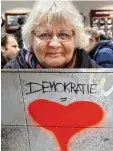  ?? Foto: Blume, epd ?? Gesprühtes Herz statt „Volkstod“: ein Beispiel von Irmela Mensah Schramms Aktionen.