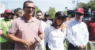  ?? FUENTE EXTERNA ?? Bienvenida. Ismael Cruz, gerente general de los Gigantes del Cibao habla durante el primer día de los entrenamie­ntos en el estadio Julián Javier.