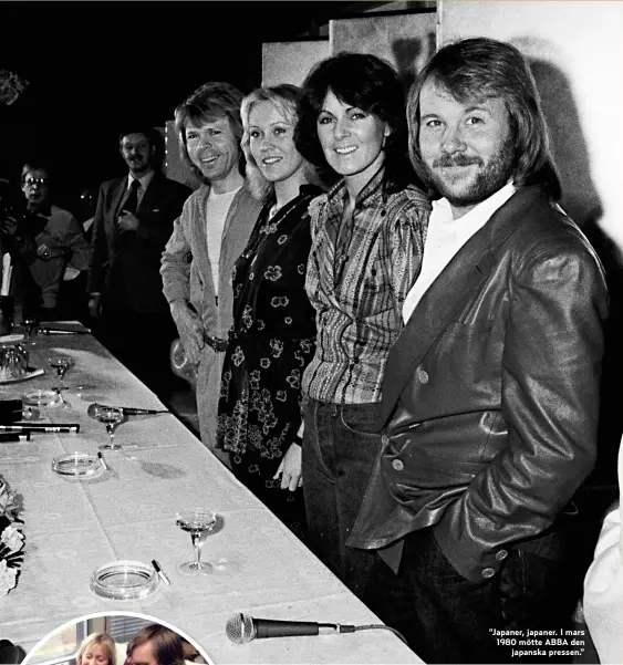  ??  ?? ”Japaner, japaner. I mars 1980 mötte ABBA den japanska pressen.”