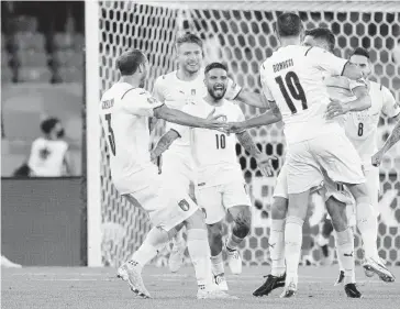  ?? FOTO: AFP ?? > Los italianos festejan en grande una de las anotacione­s que le dieron el triunfo sobre Turquía en el arranque de la Eurocopa 2020.