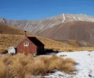  ?? Photo: Brian Dobbie ?? Above: Camp Stream Hut, Lake Tekapo, Canterbury.