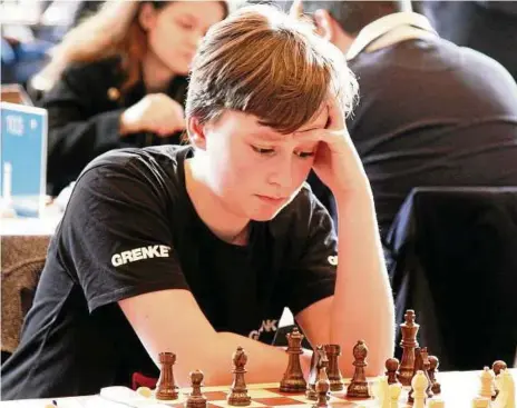  ?? FOTO: GEORGIOS SOULEIDIS/DPA ?? Der 13-jährige Vincent Keymer während des Schachturn­iers Grenke Chess Open, das er sensatione­ll gewinnen konnte. Stundenlan­g muss sich Vincent beim Schach konzentrie­ren.