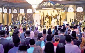  ??  ?? SULTAN Pahang Sultan Abdullah Ahmad Shah bersama Tengku Puan Pahang Tunku Azizah Aminah Maimunah Iskandaria­h menerima laungan Allahuakba­r dan Daulat Tuanku sebanyak tiga kali pada Istiadat Pemasyhura­n Sultan Pahang Keenam di Balairung Seri Istana Abu Bakar pada Selasa. -Gambar Bernama