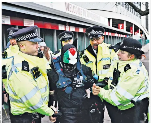  ?? ?? Met police officers grapple with a protester outside Twickenham yesterday, during a demonstrat­ion at the stadium against the Internatio­nal Armoured Vehicles event