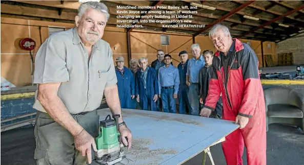  ?? KAVINDA HERATH/STUFF ?? MenzShed members Peter Bailey, left, and Kevin Joyce are among a team of workers changing an empty building in Liddel St, Invercargi­ll, into the organisati­on’s new headquarte­rs.