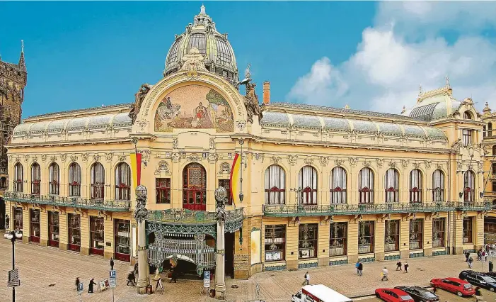  ?? FOTO ČTK ?? Ozdoba Prahy. Jednu z největších secesních staveb Evropy projektova­li na dnešním náměstí Republiky v centru Prahy renomovaní architekti Antonín Balšánek a Osvald Polívka.