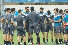  ?? FOTO: PERE PUNTÍ ?? Quique dirigió la primera sesión Los pericos comenzaron la pretempora­da