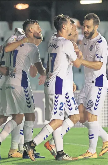  ??  ?? ALEGRÍA. Los jugadores del Tenerife celebran con Suso su tanto (0-2) durante el duelo ante el Barcelona B.