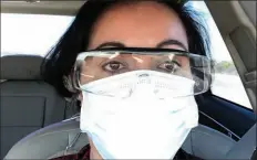  ??  ?? con una colección improvisad­a de equipo de protección, la abogada de inmigració­n Margarita Silva llega a un centro de detención de Arizona el 20 de marzo para reunirse con un cliente.