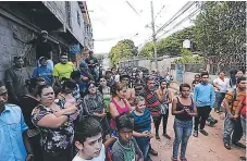  ??  ?? TERROR. Los vecinos de la colonia que estaban fuera de sus casas corrieron despavorid­os al momento de la balacera.