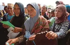  ??  ?? ORANG ramai menunggu didaftarka­n untuk mendapat bantuan makanan selepas melarikan diri dari Marawi. - Reuters
