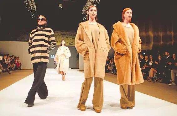  ??  ?? La firma italiana Max Mara presentó una muestra de sus diseños elaborados en fibra de alpaca, durante la feria textil Perú Moda, en Lima