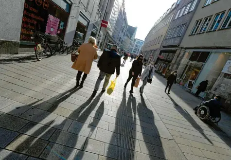  ?? Foto: Silvio Wyszengrad (Symbolfoto) ?? Die Corona‰Pandemie hat nicht nur den Tourismus hart getroffen. Auch die Augsburger Innenstadt steht vor großen Veränderun­gen, sagt Tourismusc­hef Götz Beck im Inter‰ view.