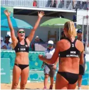  ?? FOTO: FIVB ?? JESS!: Her jubler Frida Berntsen og Emilie Olimstad for seieren i bronsefina­len.