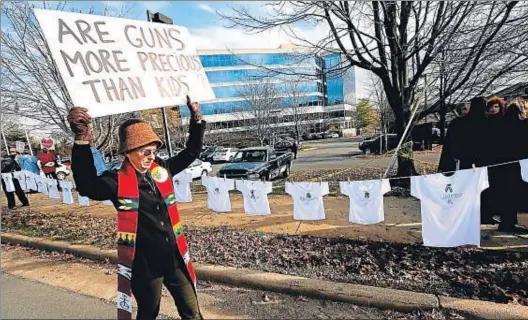  ?? JONATHAN ERNST / REUTERS ?? Dos mons. Protesta contra l’Associació Nacional del Rifle en el quart aniversari de la matança de Sandy Hoo, que
Tracy considera irreal