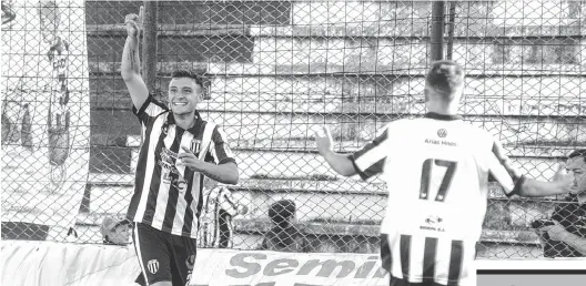  ??  ?? ¿Con qué fue?, ¿cabeza o mano? A Malerba no le importó, convirtió y festejó así su primer gol en el Clausura.