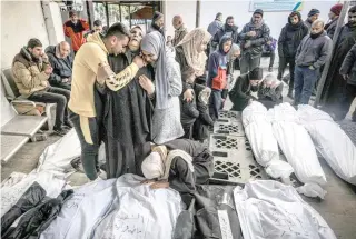  ?? AFP PHOTO ?? NO RELIEF FROM GRIEF
Palestinia­ns mourn at Al-Najjar hospital in the city of Rafah after identifyin­g corpses of relatives killed in overnight Israeli bombardmen­t on the southern Gaza Strip on Thursday, Feb. 8, 2024.