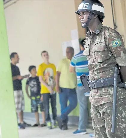  ?? EFE ?? Voto. En Brasil, la población mostró recienteme­nte su rechazo a los políticos y partidos tradiciona­les.