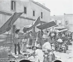  ??  ?? El comercio en la calle de Zarco, colonia Guerrero (CDMX), a finales del siglo XIX. Los mercados y tianguis eran frecuentad­os por mandaderos.