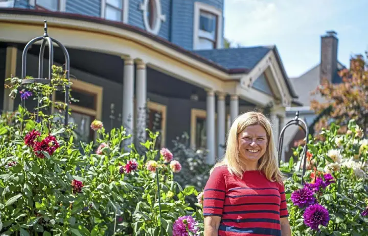  ?? Alexandra Wimley/Post-Gazette ?? Laura Ashley stands in front of her house in Crafton. Her garden is a co-winner in the small category of the Great Gardens Contest.