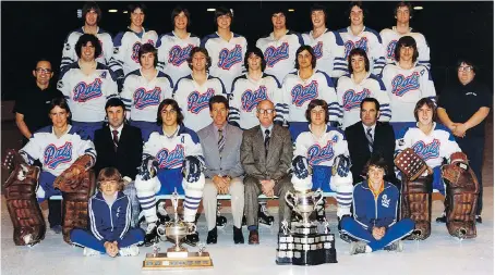  ?? ROY ANTAL ?? The Regina Pats with the Memorial Cup in 1974. Being chosen to referee the final “was quite a feather in my cap,” Kerry Fraser recalls.