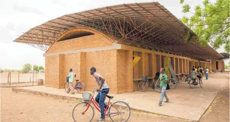  ?? FOTO: DANIEL SCHWARTZ/GRAN HORIZONTE MEDIA ?? Mit dem Entwurf für die Gando-Schule in Burkina Faso beendete Francis Kéré sein Studium an der Technische­n Universitä­t in Berlin. 2016 wurde der Erweiterun­gsbau eröffnet.