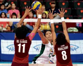  ?? AUGUSTDELA­CRUZ ?? JACQUELINE Alarca of PH Army scores off Liza De Ramos and Jennifer Manzano of Cagayan Valley during their semifinal duel. Armywon and advanced to the finals.