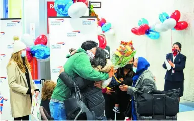  ?? REUTERS ?? Una familia se abraza tras reencontra­rse ayer en el aeropuerto neoyorquin­o