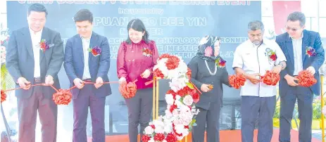  ?? — Bernama photo ?? Yeo (third left) and Liu (second left) alongside other guests of honour during the launch of the ‘31MW Solar PV System’ project at Elkay Industrial Park Lipat Kajang yesterday.