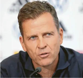  ?? Foto: Alex Grimm, Getty Images Europe, DFB, dpa ?? Oliver Bierhoff redete 90 Minuten mit der vor Bildschirm­en versammelt­en Pressescha­r. Wer aber nun Konsequenz­en aus dem bla‰ mablen 0:6 gegen Spanien erwartet hatte, wurde enttäuscht.