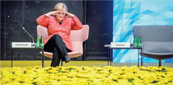  ??  ?? Il gesto Angela Merkel sul palco a Tallinn, in Estonia, prima di una tavola rotonda, durante il summit europeo sul digitale cui hanno preso parte i 28 capi di Stato europei (Afp / Znotins)