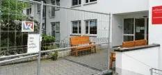  ??  ?? Der Eingang im Pro Seniore in Bissingen ist mit Bauzäunen abgesperrt. Zwei Bänke – mit Abstand – stehen vor der Tür.