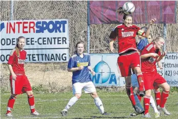  ?? FOTO: ALHO ?? Wollen endlich drei Punkte in der Oberliga einfahren: die Spielerinn­en des TSV Tettnang ( rote Trikots).