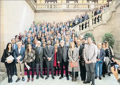  ?? MANÉ ESPINOSA ?? El presidente del Parlament, Roger Torrent, en el centro, junto a los impulsores y suscriptor­es del pacto