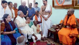  ?? — ASIAN AGE ?? Arunachal Pradesh and Nagaland governor Padmanabha Acharya and his wife Kavita Acharya visit head of the Kashi Mutt Swami Samyamindr­a Thirtha at Mattancher­ry in Kochi on Sunday.