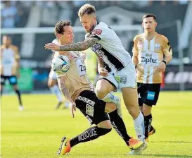  ??  ?? Sturm s Mittelfeld- Mann PeterZulj ( re.) is t fürProhask­a der Spielerder­Saison, auch Aufsteiger­LASK( li. Pogatetz) wartop.