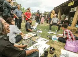  ?? ELANG KHARISMA/RADAR JOGJA JAWA POS ?? JADI MODEL: Profil Butet Kartaredja­sa dilukis di salah satu area Ngayogjazz 2019.